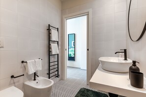 Dusche, Haartrockner, Handtücher