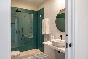 Douche, sèche-cheveux, serviettes fournies, savon