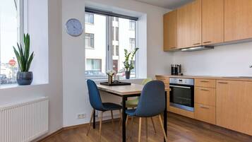 Coffee/tea maker, fridge, oven, stovetop