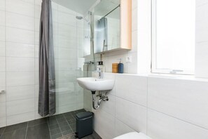 Douche, sèche-cheveux, serviettes fournies