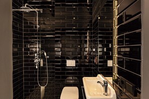 Douche, sèche-cheveux, serviettes fournies