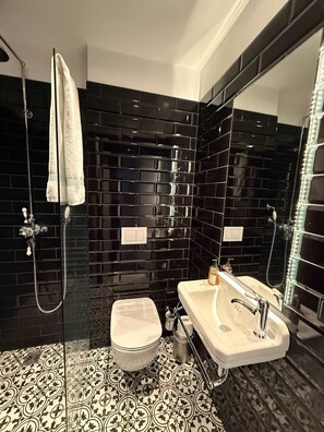 Douche, sèche-cheveux, serviettes fournies