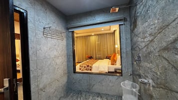 Een douche, gratis toiletartikelen, handdoeken, zeep