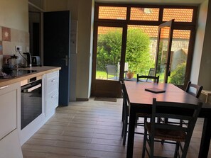 Refrigerador, microondas, horno, placa de cocina