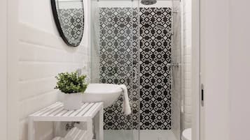 Apartment, 1 Queen Bed, Non Smoking, Kitchenette | Bathroom