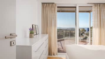 Deluxe Apartment, Sea View | Egyptian cotton sheets, premium bedding, down duvets, memory-foam beds