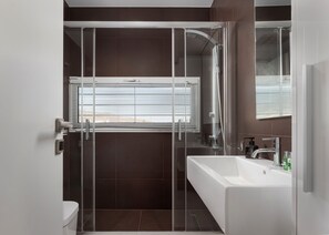 Deluxe Apartment, Sea View | Bathroom | Shower, rainfall showerhead, eco-friendly toiletries, hair dryer - Ellinikon 360 Rooftop (Glyfada)