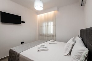 2 bedrooms, iron/ironing board, WiFi, bed sheets