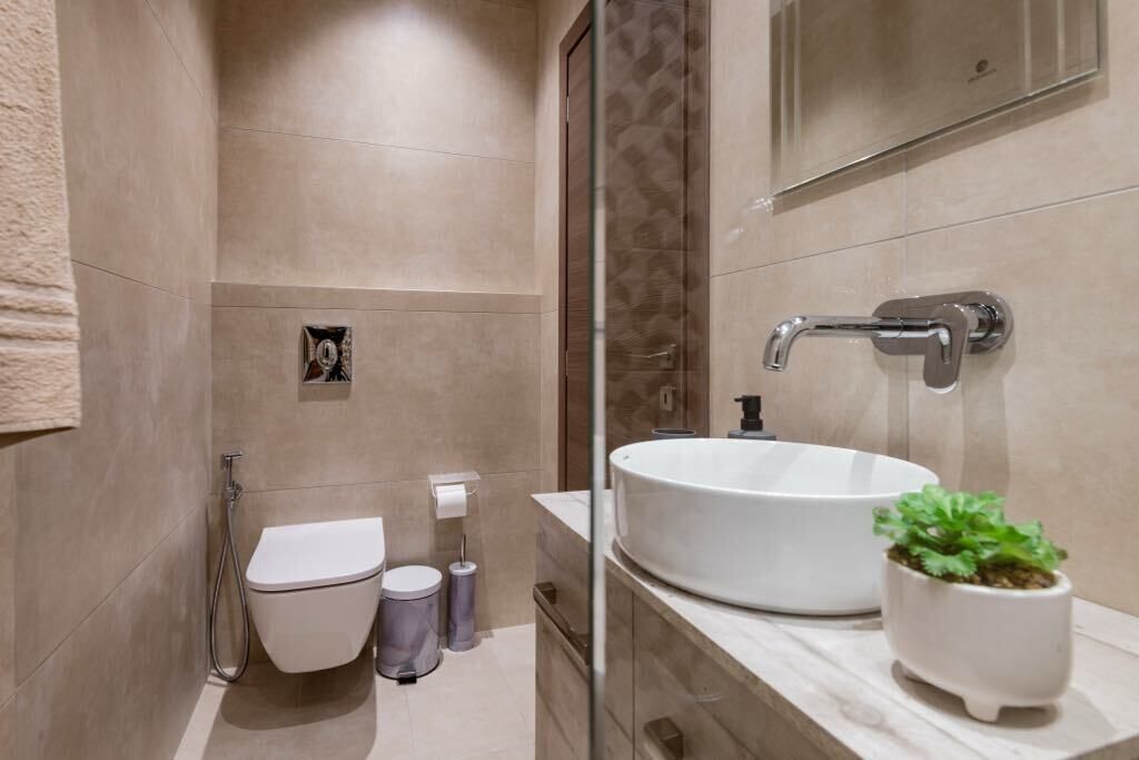 Regadera, secadora de cabello, bidet, toallas 