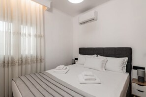 2 chambres, fer et planche à repasser, Wi-Fi, draps fournis