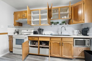 Kühlschrank, Mikrowelle, Herdplatte, Wasserkocher mit Kaffee-/Teezubehör