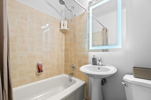 Haartrockner, Bidet, Handtücher, Seife