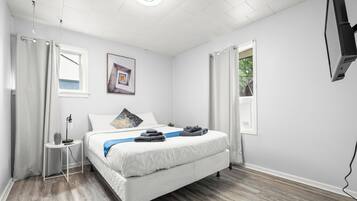 2 bedrooms, iron/ironing board, free WiFi, bed sheets