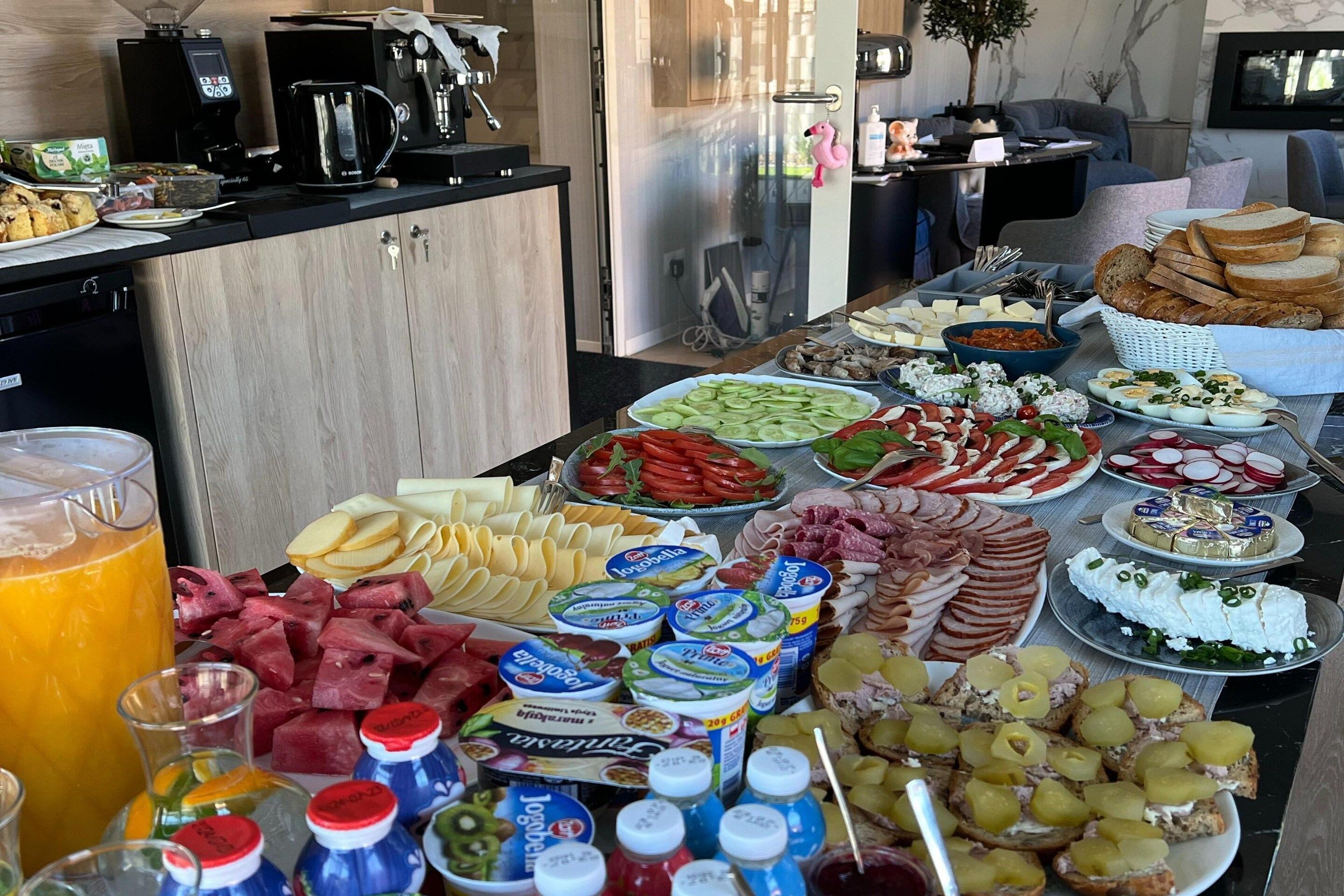 Un bufet de l'allotjament amb diferents plats i condiments.