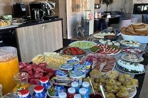 A buffet table with various food items and condiments. - Comfortable 2-room Studio for 4 People, Dziwnow (Dziwnów)