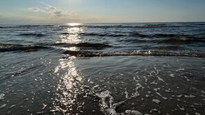 A beach with sunlight reflecting on the water. - Comfortable 2-room Studio for 4 People, Dziwnow (Dziwnów)