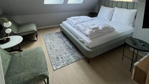 A modern bedroom with a bed, two skylights, a desk, and a chair. - Comfortable 2-room Studio for 4 People, Dziwnow (Dziwnów)