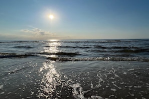 A beach with waves and sunlight reflecting on the water. - Comfortable 2-room Studio for 4 People, Dziwnow (Dziwnów)