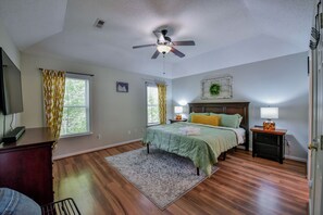 3 bedrooms, desk, iron/ironing board, WiFi