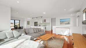 TV, fireplace, ping pong, books - Surf Mist at Surf Beach (Surf Beach)