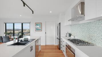 Jääkaappi, mikroaaltouuni, uuni, liesi