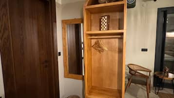 Deluxe Tek Büyük Yataklı Oda, 1 Büyük (Queen) Boy Yatak, Balkon, Deniz Manzaralı | Ayrı ayrı dekore edilmiş, ayrı ayrı döşenmiş