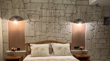 Deluxe Double Room, 1 Queen Bed, Balcony, Sea View | Individually decorated, individually furnished, free WiFi
