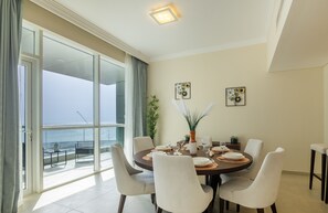 Apartamento superluxo, vista para a cidade | Sala de jantar