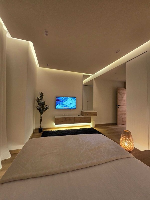 3 bedrooms, in-room safe, iron/ironing board, travel crib - WS Luxury Hotel Apartment with a Private Garden (202) (First 6th of October)