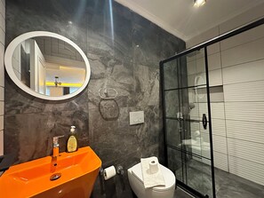 Balart Apart 5, Sigara Icilmez, Dag Manzarali | Baño | Tina con regadera, amenidades de baño gratuitas, secadora de cabello 