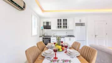 Balart Apart 4, Sigara Icilmez, Dag Manzarali | Private kitchen | Full-size fridge, oven, stovetop, dishwasher