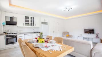 Balart Apart 4, Sigara Icilmez, Dag Manzarali | Private kitchen | Full-size fridge, oven, stovetop, dishwasher