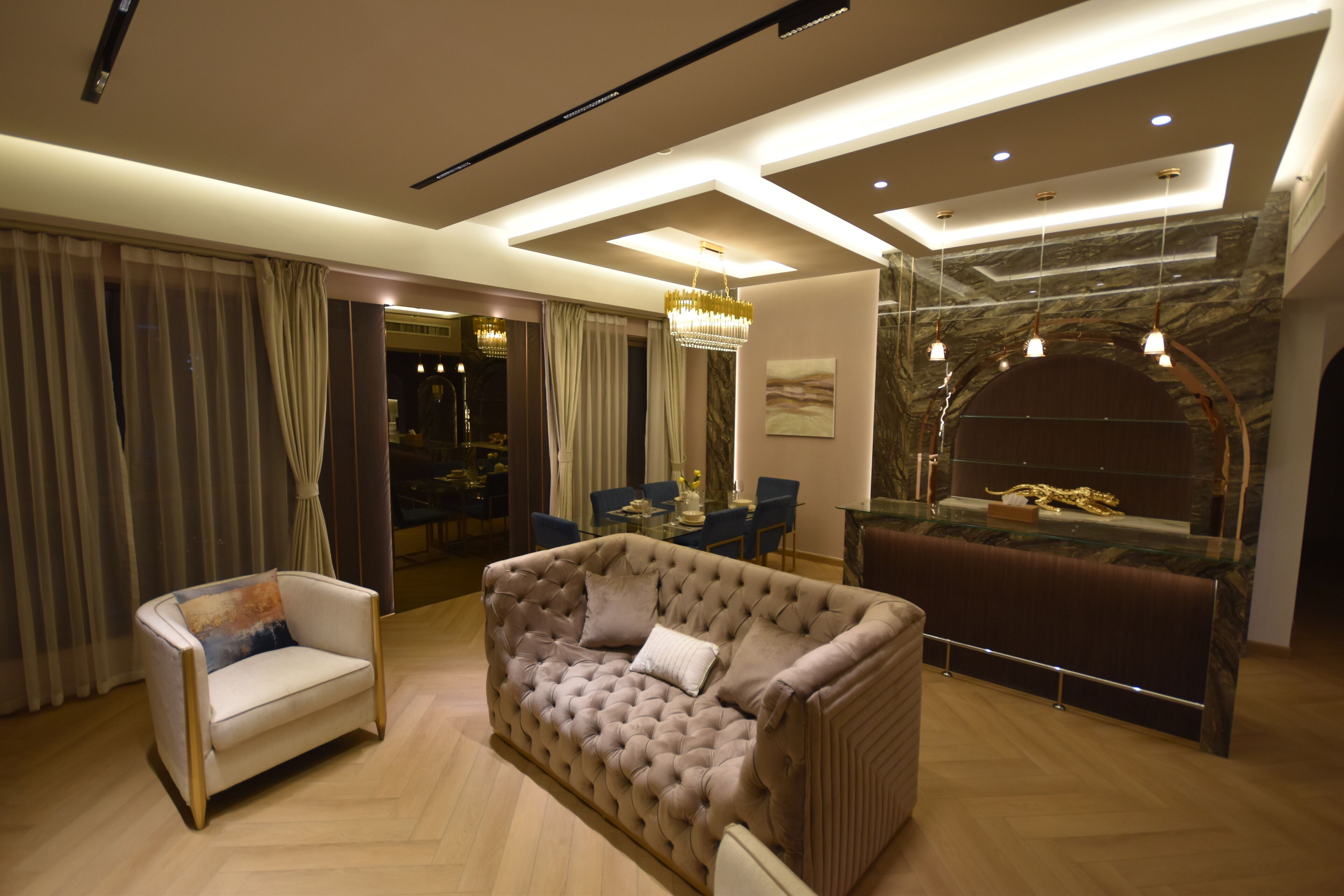 Appartamento Luxury, balcone, vista spiaggia | Area soggiorno | Smart TV 60 pollici con canali digitali, Netflix, Hulu