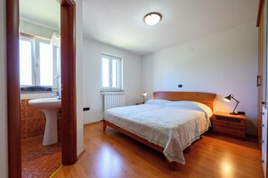 3 bedrooms, WiFi, bed sheets