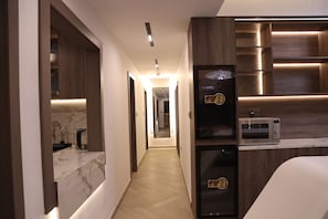 Een moderne keuken met inbouwapparatuur en een marmeren aanrecht.
