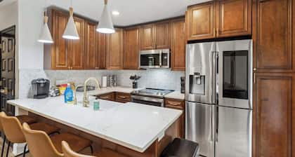 McLean Manor w/Hot Tub (Guest House)