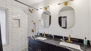 Douche, sĂšche-cheveux, serviettes fournies