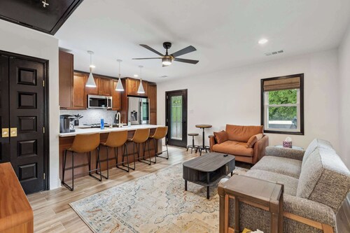 McLean Manor w/Hot Tub (Guest House)