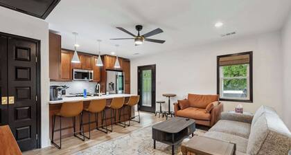 McLean Manor w/Hot Tub (Guest House)