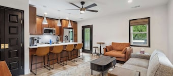 McLean Manor w/Hot Tub (Guest House)