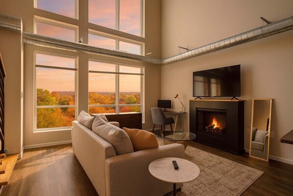 Televisión, chimenea y oficina 