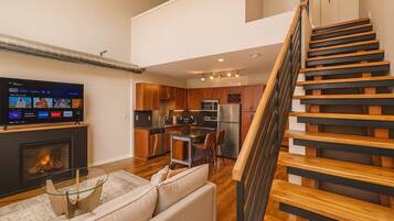 Televisión, chimenea y oficina