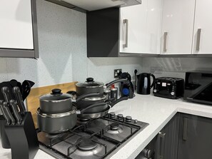 Frigorífico, microondas, horno y placa de cocina
