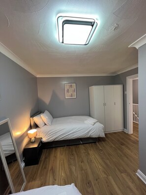 3 Schlafzimmer, Schreibtisch, Bügeleisen/Bügelbrett, WLAN