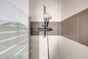 Shower, hair dryer, towels, shampoo