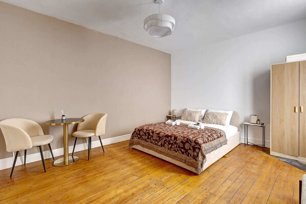 1 habitación, tabla de planchar con plancha, cuna de viaje y wifi 