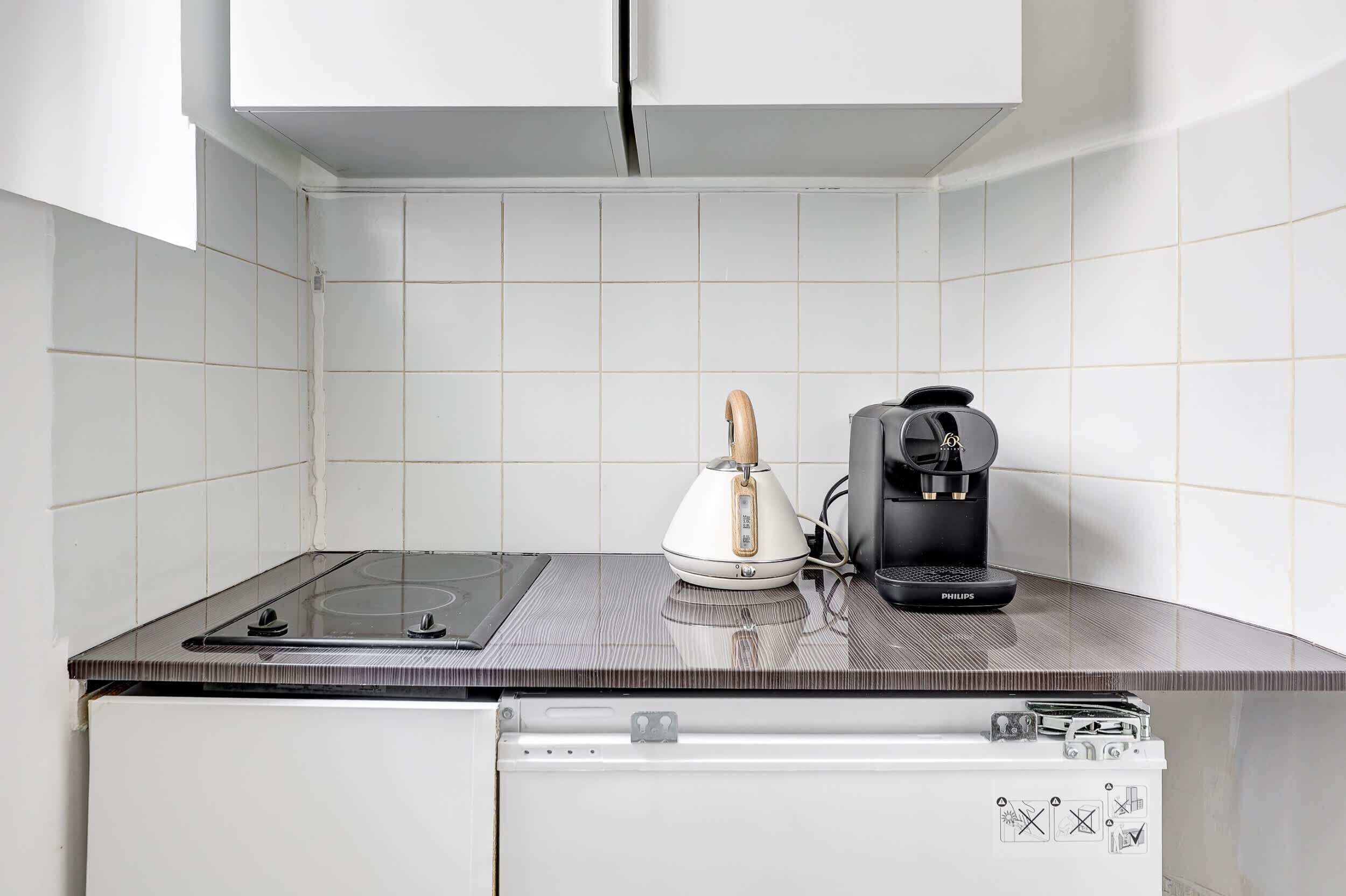 Een microgolfoven, een kookplaat, een koffiezetapparaat/waterkoker