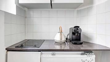 Een microgolfoven, een kookplaat, een koffiezetapparaat/waterkoker