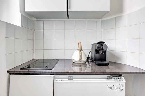 Micro-ondes, plaque de cuisson, cafetière/bouilloire