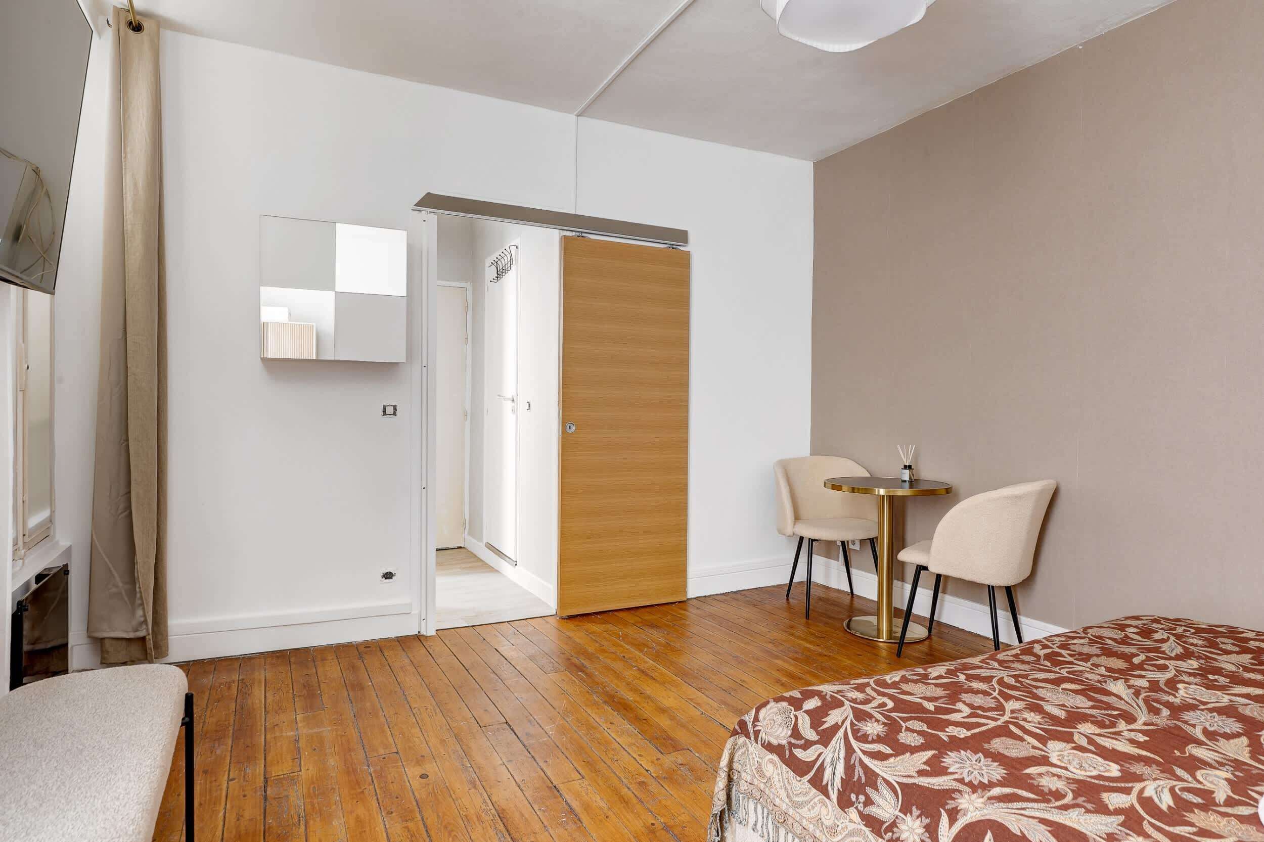 1 habitación, tabla de planchar con plancha, cuna de viaje y wifi 